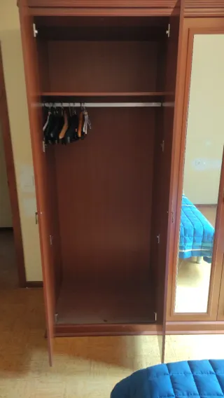 Armario ropero de madera con espejos