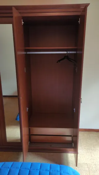 Armario ropero de madera con espejos