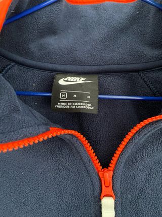 Forro polar Nike azul con bolsillo de canguro rojo