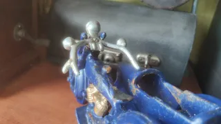 Antigua moto Michelin con sidecar y muñecos