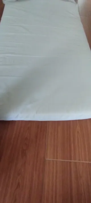 Cama infantil blanca con somier de láminas 1,40x70