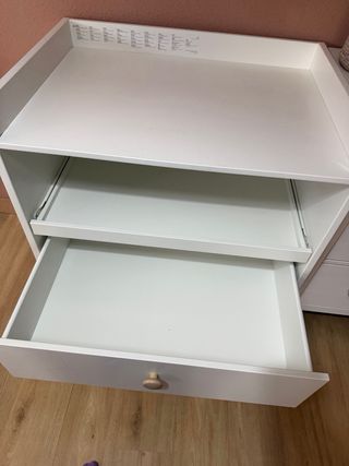 Cómoda bebé blanca