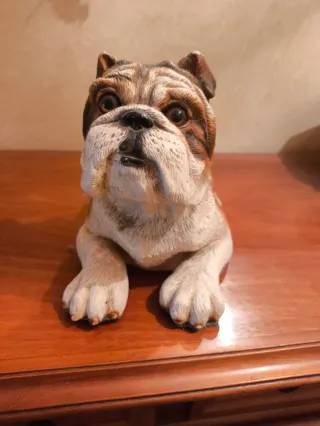Figure di cani in ceramica e marmo