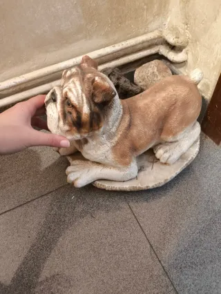 Figure di cani in ceramica e marmo