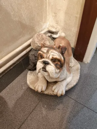 Figure di cani in ceramica e marmo