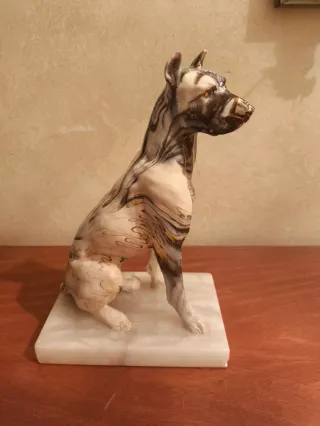 Figure di cani in ceramica e marmo