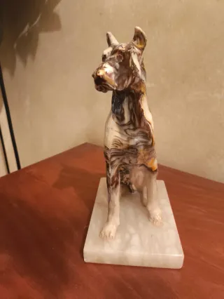 Figure di cani in ceramica e marmo