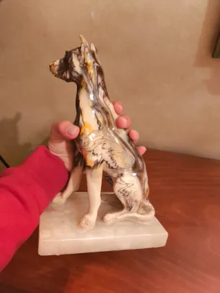 Figure di cani in ceramica e marmo