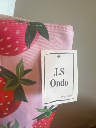 Saco de praia com padrão de morangos