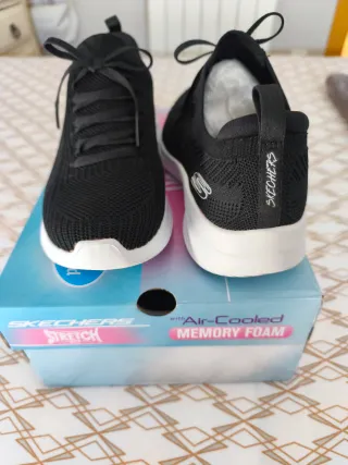 Zapatillas Skechers Negras y Blancas