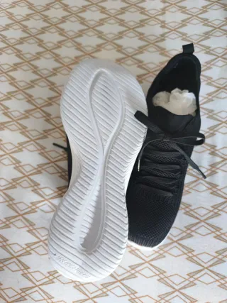 Zapatillas Skechers Negras y Blancas