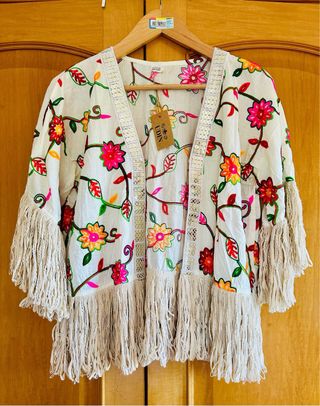 Chaqueta bordada flores y flecos boho chic