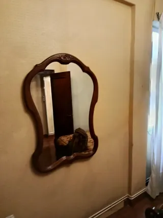 Espejo de madera con marco decorativo