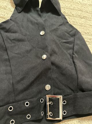 Top negro con cinturón y botones