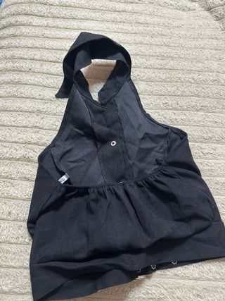 Top negro con cinturón y botones