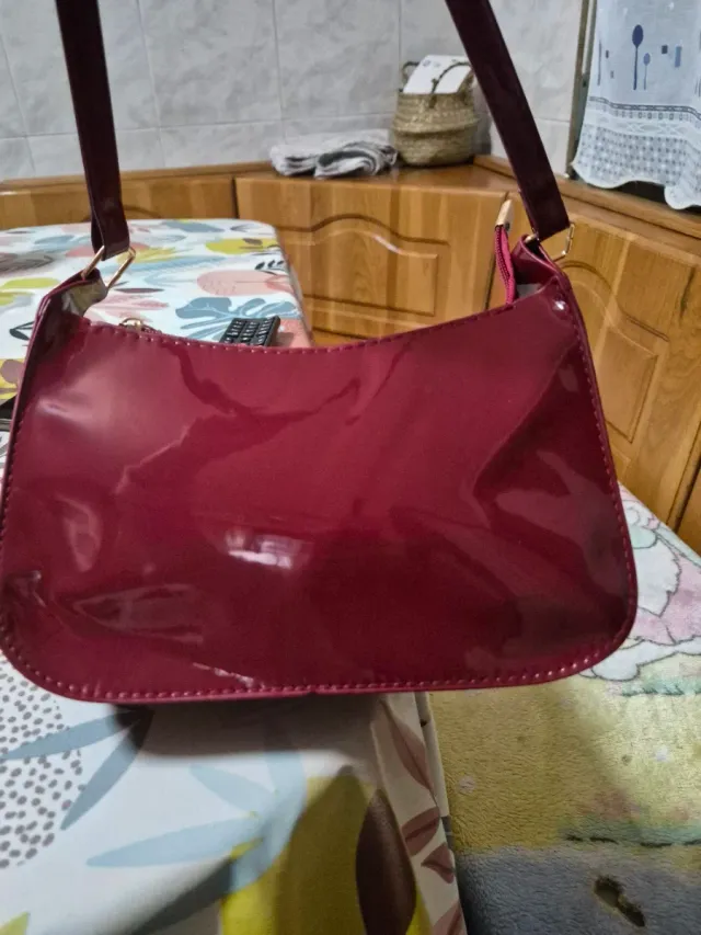 Bolso de charol burdeos