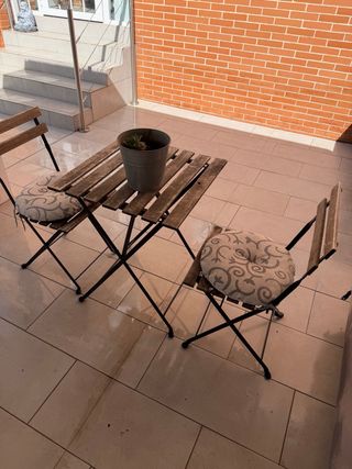 Mesa y 2 sillas plegables exterior