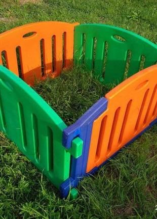 Parque infantil plástico naranja y verde