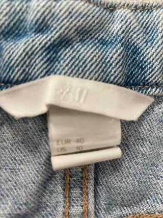 Falda vaquera desgastada con cortes