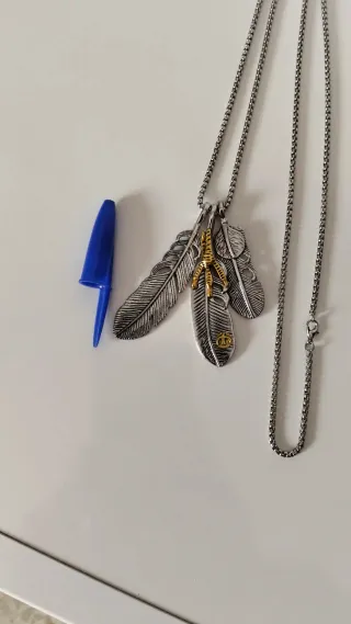 Cadena con 3 colgantes de plumas