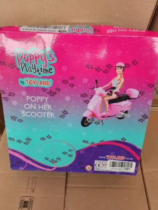 Bambola Poppy con Vespa Rosa