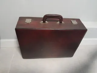 Maletín de piel marrón