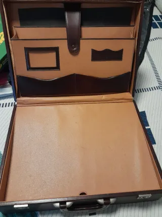 Maletín de piel marrón