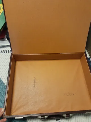 Maletín de piel marrón