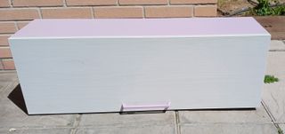 Mueble de madera morado