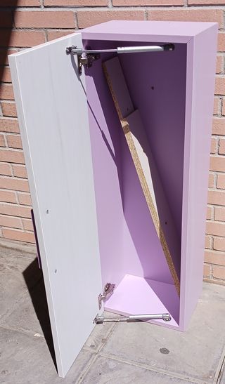 Mueble de madera morado