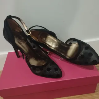 Sin estrenar. Elegantes Zapatos con lunares negros