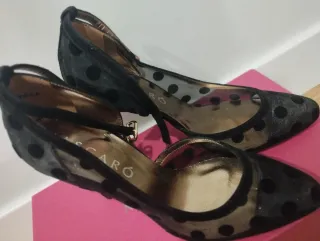 Sin estrenar. Elegantes Zapatos con lunares negros