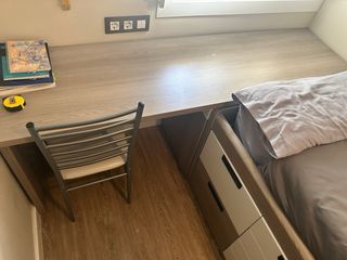 Cama juvenil con cajones y mesa de estudio.