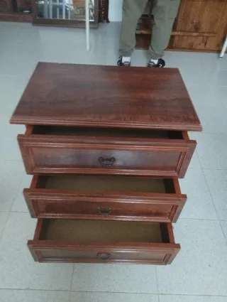 Mesita de noche de madera