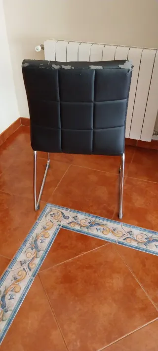 Silla de comedor negra y plateada.