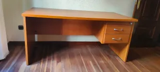 Escritorio y mueble de madera para despacho