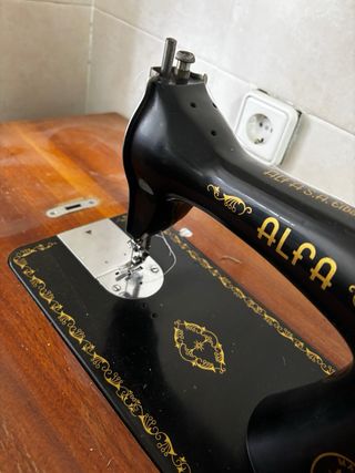 Máquina de Coser Alfa Antigua