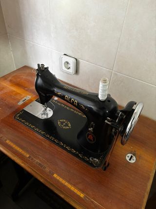 Máquina de Coser Alfa Antigua