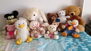 Lote de peluches y muñecas variadas