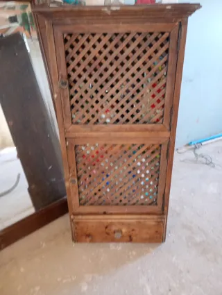 Mueble de madera con puertas de celosía