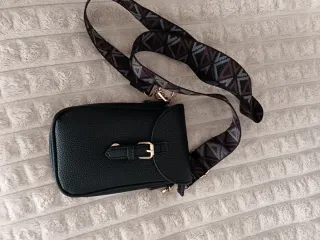 Bolso bandolera negro con correa multicolor