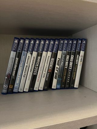 PS4 Negra con 2 mandos y videojuegos