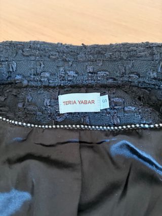 Chaqueta Teria Yabar Negra Botones Dorados