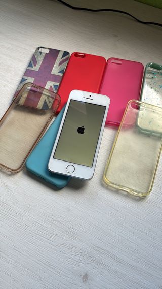 iPhone 5s con 6 fundas