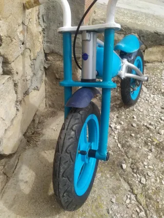 Bicicleta sin pedales azul