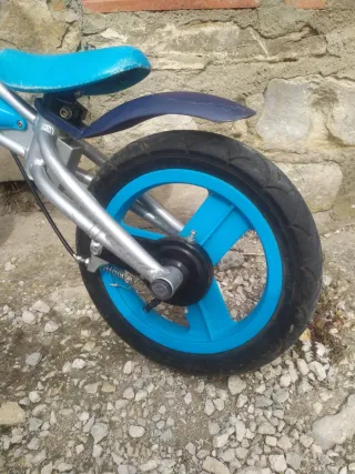 Bicicleta sin pedales azul