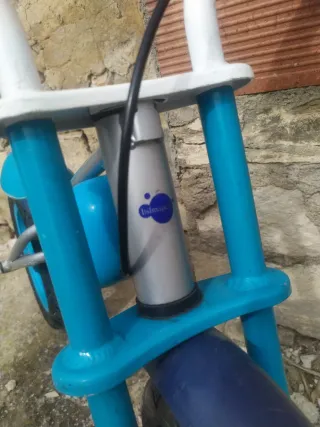Bicicleta sin pedales azul