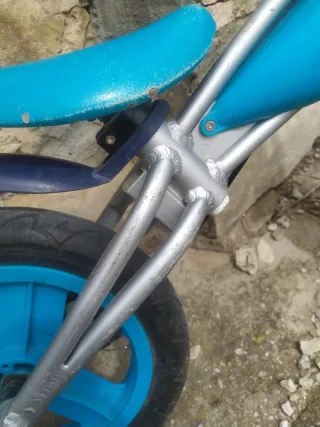 Bicicleta sin pedales azul
