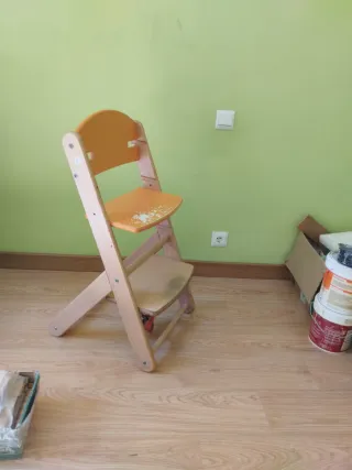 Trona evolutiva madera y naranja