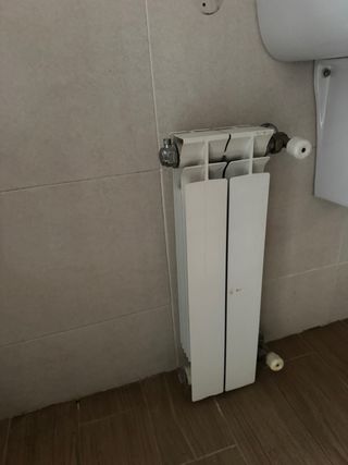 Radiatori metallici bianchi in perfette condizioni